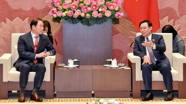 Chủ tịch Quốc hội Vương Đình Huệ và Chủ tịch Tập đoàn SK Chey Tae Won tại buổi tiếp. (Ảnh Duy Linh)