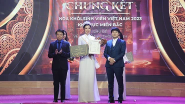 Đại diện Ban tổ chức Cuộc thi trao giải Hoa khôi sinh viên khu vực miền Bắc tặng thí sinh Nguyễn Phương Nguyên.
