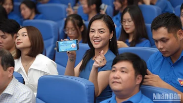 Nữ diễn viên Thu Quỳnh, đoàn viên Đoàn thanh niên Nhà hát Tuổi trẻ cùng các nghệ sĩ trẻ tham gia Lễ phát động Cuộc vận động "Ứng xử văn minh trên không gian mạng".