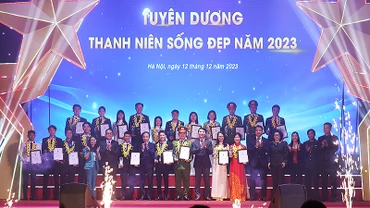 Ban tổ chức trao Giải thưởng "Thanh niên sống đẹp" năm 2023 tặng các cá nhân tiêu biểu.