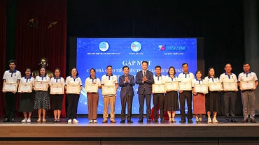 Thứ trưởng, Phó Chủ nhiệm Ủy ban Dân tộc Nông Quốc Tuấn và Phó Chủ tịch Thường trực Hội Liên hiệp thanh niên Việt Nam Nguyễn Kim Quy (thứ 8 và 9 từ trái sang) trao Kỷ niệm chương “Vì sự nghiệp phát triển các dân tộc” tặng một số đại diện giáo viên được tuyên dương. 