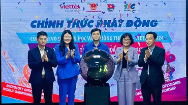 Bí thư Trung ương Đoàn, Chủ tịch Hội Sinh viên Việt Nam Nguyễn Minh Triết (ở giữa) và đại diện các bộ, ngành, đơn vị liên quan thực hiện nghi thức phát động các Cuộc thi.