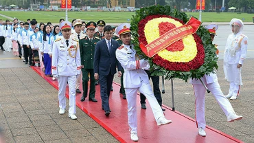 Đoàn đại biểu vào Lăng viếng Chủ tịch Hồ Chí Minh.
