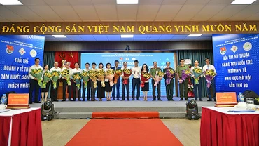 Đồng chí Bùi Quang Huy, Ủy viên dự khuyết Trung ương Đảng, Bí thư thứ nhất Trung ương Đoàn (thứ 7 từ phải sang) trao hoa tặng các thành viên Ban Chỉ đạo Hội thi tại buổi lễ.