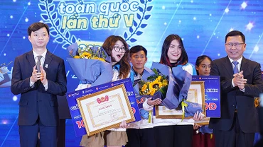 Bí thư Trung ương Đoàn, Chủ tịch Hội Sinh viên Việt Nam Nguyễn Minh Triết (thứ nhất từ trái sang) và đại diện các đơn vị đồng tổ chức Hội thi trao giải Nhất tặng 2 thí sinh Lê Ngọc Phương Anh và Cao Thùy Trang.