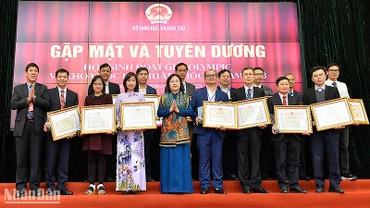 Thứ trưởng Ngô Thị Minh (áo xanh) trao Bằng khen của Bộ Giáo dục và Đào tạo tặng các cá nhân tiêu biểu.
