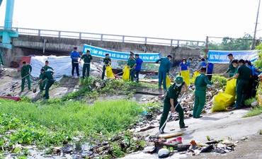 Đoàn viên thanh niên các đơn vị ra quân thu gom rác thải.