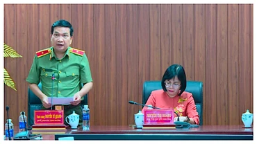 Thiếu tướng Nguyễn Sỹ Quang, Giám đốc Công an tỉnh báo cáo kết quả thực hiện cấp căn cước công dân.