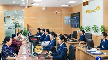 Cán bộ, nhân viên LPBank thấm nhuần giá trị cốt lõi của Ngân hàng luôn lấy khách hàng làm trọng tâm.
