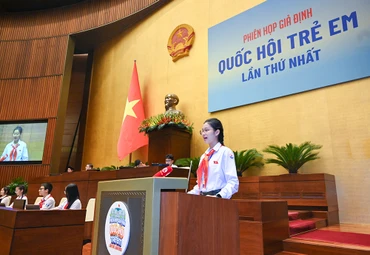 Chủ tịch Quốc hội trẻ em Đặng Cát Tiên phát biểu khai mạc phiên họp.