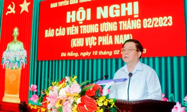Đồng chí Nguyễn Trọng Nghĩa, Bí thư Trung ương Đảng, Trưởng Ban Tuyên giáo Trung ương phát biểu chỉ đạo hội nghị.