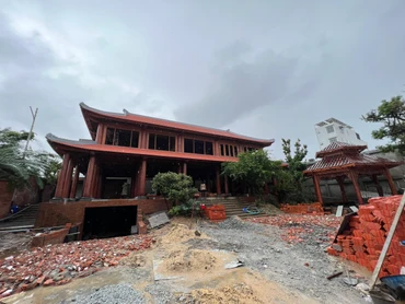 Khối nhà kiên cố, bề thế mà ông Nguyễn Hồng Sơn trái phép trên đất lúa. 