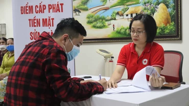 Người dân ký nhận tiền hỗ trợ. 