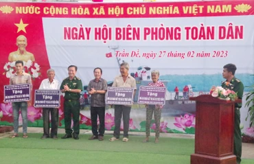 Trao bảng tượng trưng tặng nhà đại đoàn kết cho các hộ gia đình có hoàn cảnh khó khăn. 