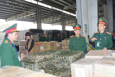 Thiếu tướng Nguyễn Hùng Thắng, Phó Chủ nhiệm-Tham mưu trưởng Tổng cục Hậu cần (ngoài cùng bên phải) kiểm tra công tác vận chuyển, bốc xếp vật chất hậu cần của Lữ đoàn Vận tải 971 trong sáng 12/2.