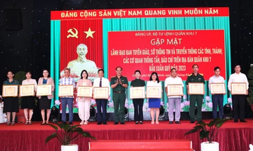 Thiếu tướng Hoàng Đình Chung, Chủ nhiệm Chính trị Quân khu 7 tặng bằng khen cho các tập thể có thành tích xuất sắc trong phối hợp tuyên truyền hoạt động của lực lượng vũ trang Quân khu năm 2022. (Ảnh: baoquankhu7.vn)