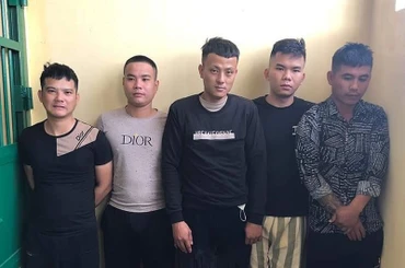 Các đối tượng (từ trái qua): Trần Văn Phước, Lê Công Trường, Bùi Quốc Tuấn, Đỗ Văn Mỹ và Nguyễn Văn Dũng tại cơ quan Điều tra. (Ảnh do Công an tỉnh Gia Lai cung cấp)