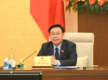 Chủ tịch Quốc hội Vương Đình Huệ phát biểu ý kiến tại cuộc họp. 