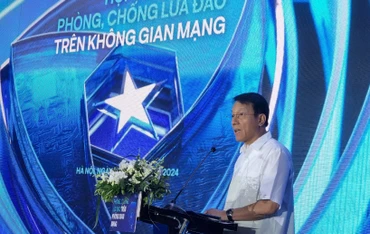 Thượng tướng Lương Tam Quang, Ủy viên Trung ương Đảng, Thứ trưởng Bộ Công an, Chủ tịch Hiệp hội An ninh mạng Quốc gia, phát biểu khai mạc và chỉ đạo Hội thảo.