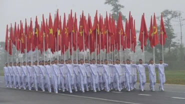 Khối cờ Đảng, cờ Tổ quốc trong buổi hợp luyện.