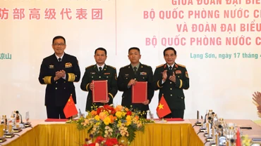 Đại tướng Phan Văn Giang, Ủy viên Bộ Chính trị, Phó Bí thư Quân ủy Trung ương, Bộ trưởng Quốc phòng và Thượng tướng Đổng Quân, Ủy viên Trung ương Đảng Cộng sản Trung Quốc, Bộ trưởng Quốc phòng Trung Quốc chứng kiến ký kết văn bản khung kết nghĩa giữa Đồn Biên phòng Cửa khẩu quốc tế Hữu Nghị, Bộ đội Biên phòng tỉnh Lạng Sơn, nước Cộng hòa xã hội chủ nghĩa Việt Nam và Trạm Hội ngộ hội đàm Bằng Tường, Bộ đội Biên phòng Khu tự trị dân tộc Choang Quảng Tây, nước Cộng hòa nhân dân Trung Hoa.