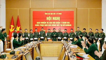 Thiếu tướng Hà Như Lợi chúc các đồng chí lên đường làm nhiệm vụ tại Myanmar mạnh khỏe và thành công.