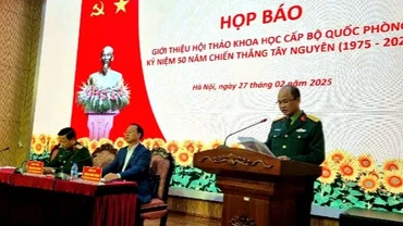 Đại diện Ban tổ chức thông tin những nội dung chính của hội thảo khoa học kỷ niệm 50 năm Chiến thắng Tây Nguyên.