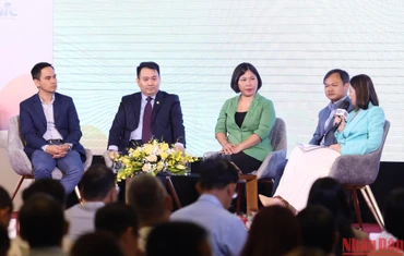 Các đại biểu tham gia thảo luận tại diễn đàn “Cách tân công nghiệp 2022”. 