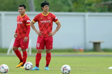 Quang Hải cùng Công Phượng tập luận bài tấn công. (Ảnh: HỮU TUẤN)