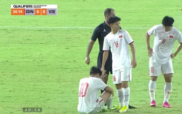 Các cầu thủ Việt Nam chịu sức ép không nhỏ từ không khí sân vận động Gelora Bung Tomo.