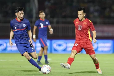 Văn Quyết ghi bàn thắng mở tỷ số ở phút 37. 