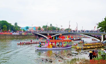 Những chiếc cầu là khán đài chật cứng người đến cổ vũ cho lễ hội đua thuyền truyền thống mừng Tết Độc lập. 