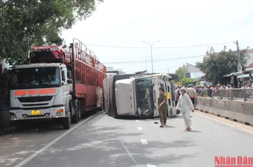 Vụ tai nạn làm xe ô-tô tải lật nghiêng, buộc các phương tiện giao thông phải di chuyển chậm, gây ùn ứ nghiêm trọng tại khu vực.