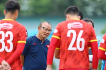 Thầy Park trực tiếp chỉ đạo các học trò trên sân tập. (Ảnh: VFF)