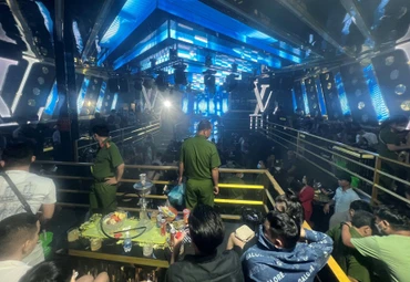 Lực lượng công an kiểm tra bên trong quán LV Club.