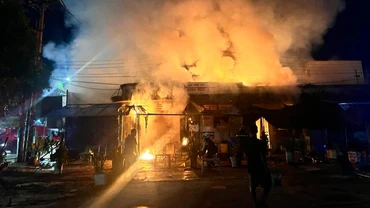 Hiện trường vụ cháy trong đêm.