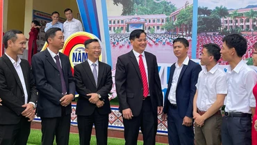 Ông Lò Văn Cương (thứ 4 từ trái sang), Bí thư Huyện ủy Tuần Giáo, động viên các thầy, cô giáo tiếp tục phát huy truyền thống, xây dựng ngành giáo dục Tuần Giáo phát triển toàn diện.