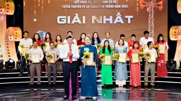 Trao giải Nhất cho tác giả Hoàng Thị Ngân Hà, UBND xã Tân Hương (Tân Kỳ) với tác phẩm phóng sự "Báo động tình trạng học sinh vị thành niên điều khiển xe máy, xe máy điện, xe đạp điện mất an toàn".