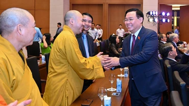 Chủ tịch Quốc hội Vương Đình Huệ với các đại biểu dự buổi gặp mặt.