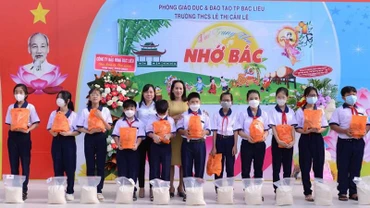 Nhiều học sinh nghèo ở Bạc Liêu được nhà trường tặng gạo.