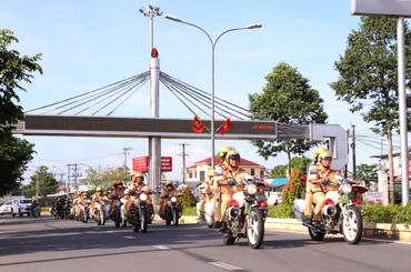 Lực lượng Công an tỉnh Sóc Trăng diễu hành trên các tuyến đường.