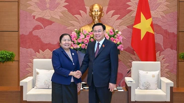 Chủ tịch Quốc hội Vương Đình Huệ và đồng chí Sisay Leudetmounsone, Ủy viên Bộ Chính trị, Bí thư Trung ương Đảng, Trưởng Ban Tổ chức Trung ương Đảng Nhân dân Cách mạng Lào tại buổi tiếp. (Ảnh: Duy Linh)