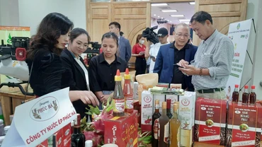 Các đại biểu tham quan các sản phẩm nông nghiệp sạch được trưng bày tại diễn đàn.