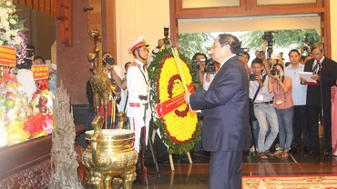 Thủ tướng Phạm Minh Chính cùng Đoàn lãnh đạo, nguyên lãnh đạo Đảng, Nhà nước dâng hương tại Khu lưu niệm Thủ tướng Võ Văn Kiệt. 