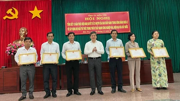 Bí thư Tỉnh ủy Bến Tre Lê Đức Thọ trao Bằng khen cho các tập thể có thành tích xuất sắc trong thực hiện Nghị quyết số 27.