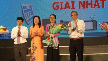 Thí sinh Cẩm Nguyên, Đài Phát thanh-Truyền hình Hậu Giang trở thành quán quân mùa đầu tiên Hội thi Tiếng hát người làm báo “Âm vang vọng cổ”.