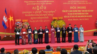 Trung ương Hội hữu nghị Việt Nam-Campuchia tặng Kỷ niệm chương vì tình hữu nghị Việt Nam-Campuchia cho các cá nhân.