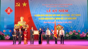 Quang cảnh ngành Giáo dục và Đào tạo Ninh Bình đón nhận Huân chương Độc lập hạng Nhất.