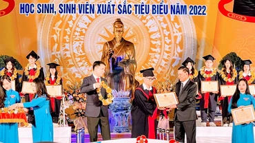 Lãnh đạo thành phố Hải Phòng trao thưởng các học sinh, sinh viên tiêu biểu.