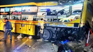 Xe ô-tô khách giường nằm bị hư hỏng nặng.